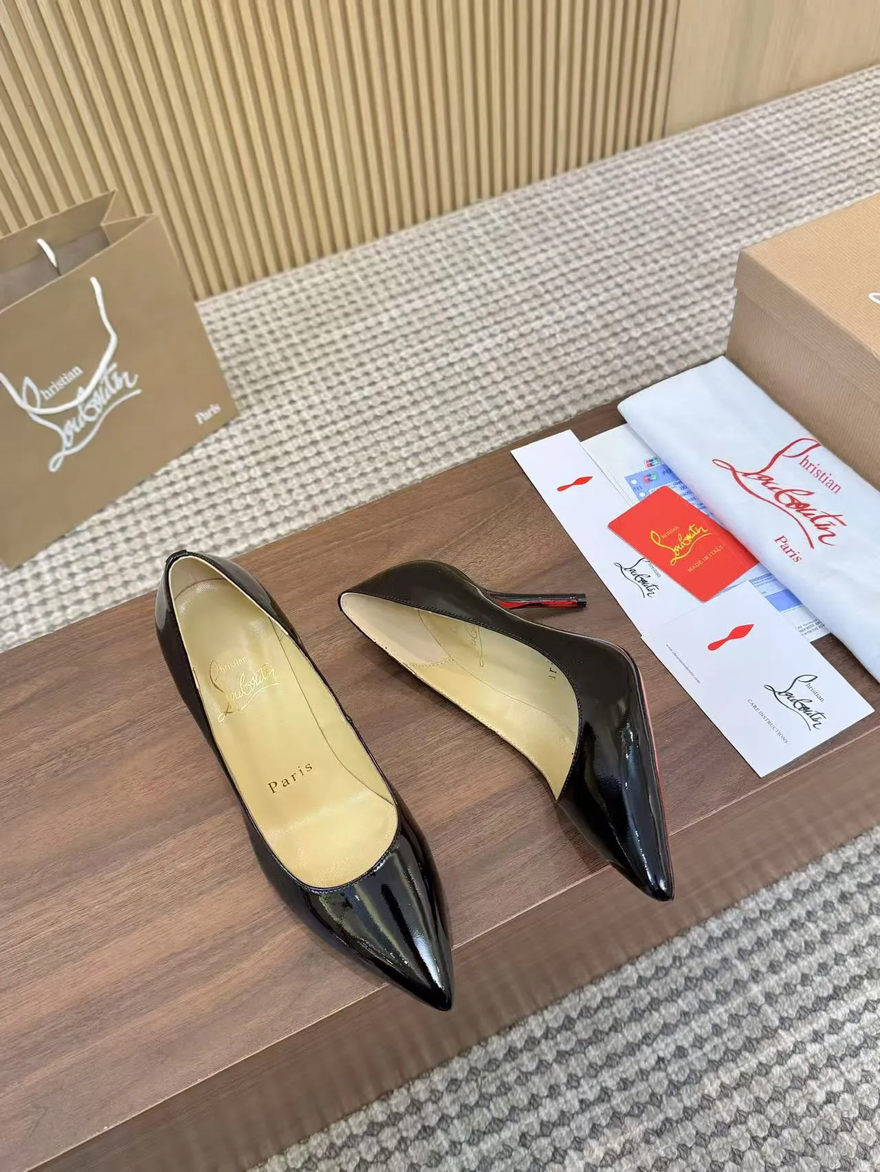 👟👟Ex-factory price 440👟👟 Genuine leather sole +40 Year-round shipment💝Christian Louboutin CL👠 Classic "💎Cow Patent Leather💎Series" noble and luxurious, real blingbling✨ Real materials, all customized by the pattern maker, and the materials are made of original customized materials, achieving the taste of the original 6 color options💍 Upper: imported 👉cow patent leather💪 lining: sheepskin foot pad/lining code number: 34-40.41.42 heel height: two options: 10.5cm and 8.5cm